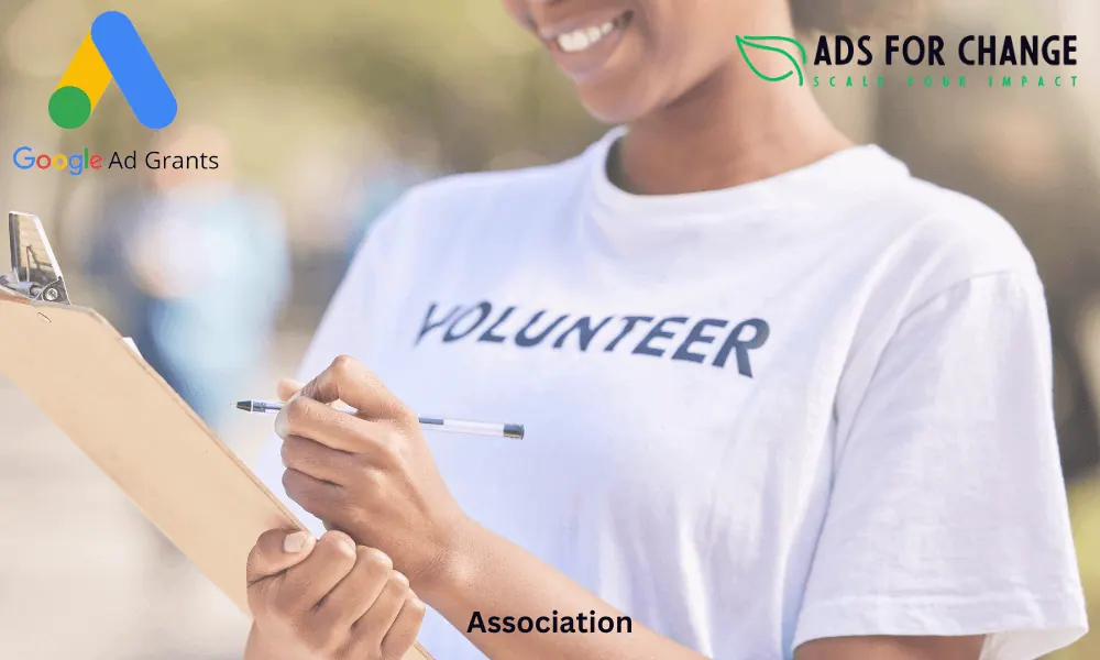 Bénévole d’une association remplissant un formulaire, illustrant le soutien de Google Ad Grants et Ads for Change pour les organisations à but non lucratif.
