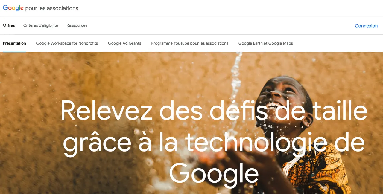 Bénévole d’une association remplissant un formulaire, illustrant le soutien de Google Ad Grants et Ads for Change pour les organisations à but non lucratif.