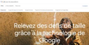 Bénévole d’une association remplissant un formulaire, illustrant le soutien de Google Ad Grants et Ads for Change pour les organisations à but non lucratif.